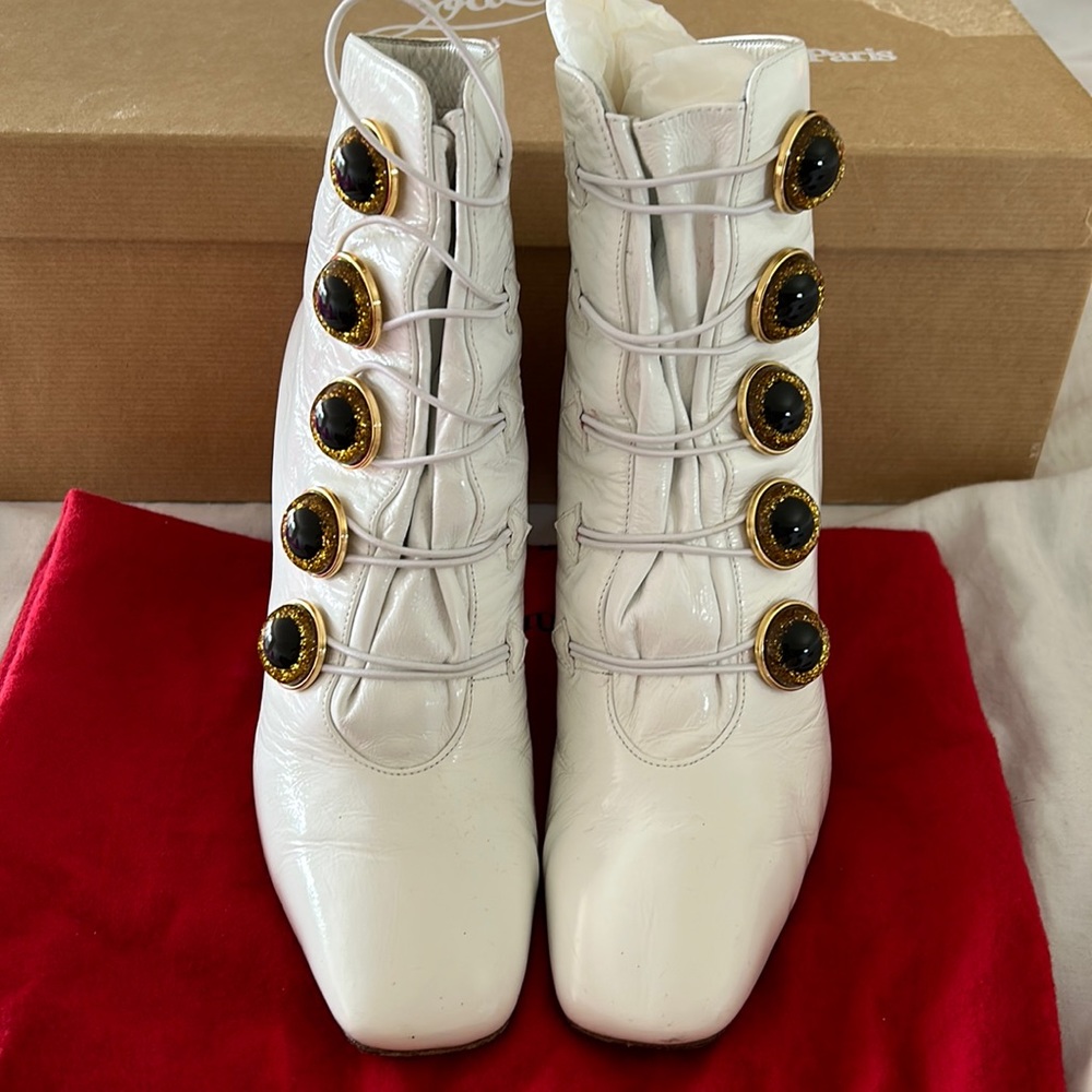 Christian Louboutin: Lady see 85 vintage patent. White/Gold